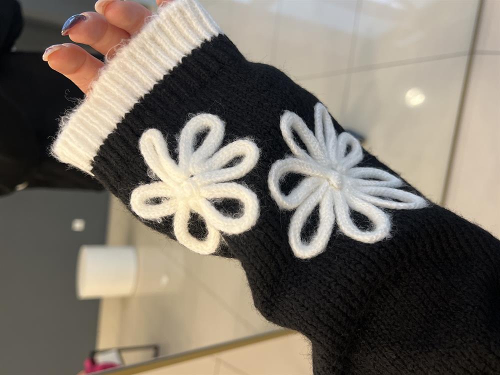 Premi̇um Kollari Çi̇çek İşlemeli̇ Kazak Si̇yah