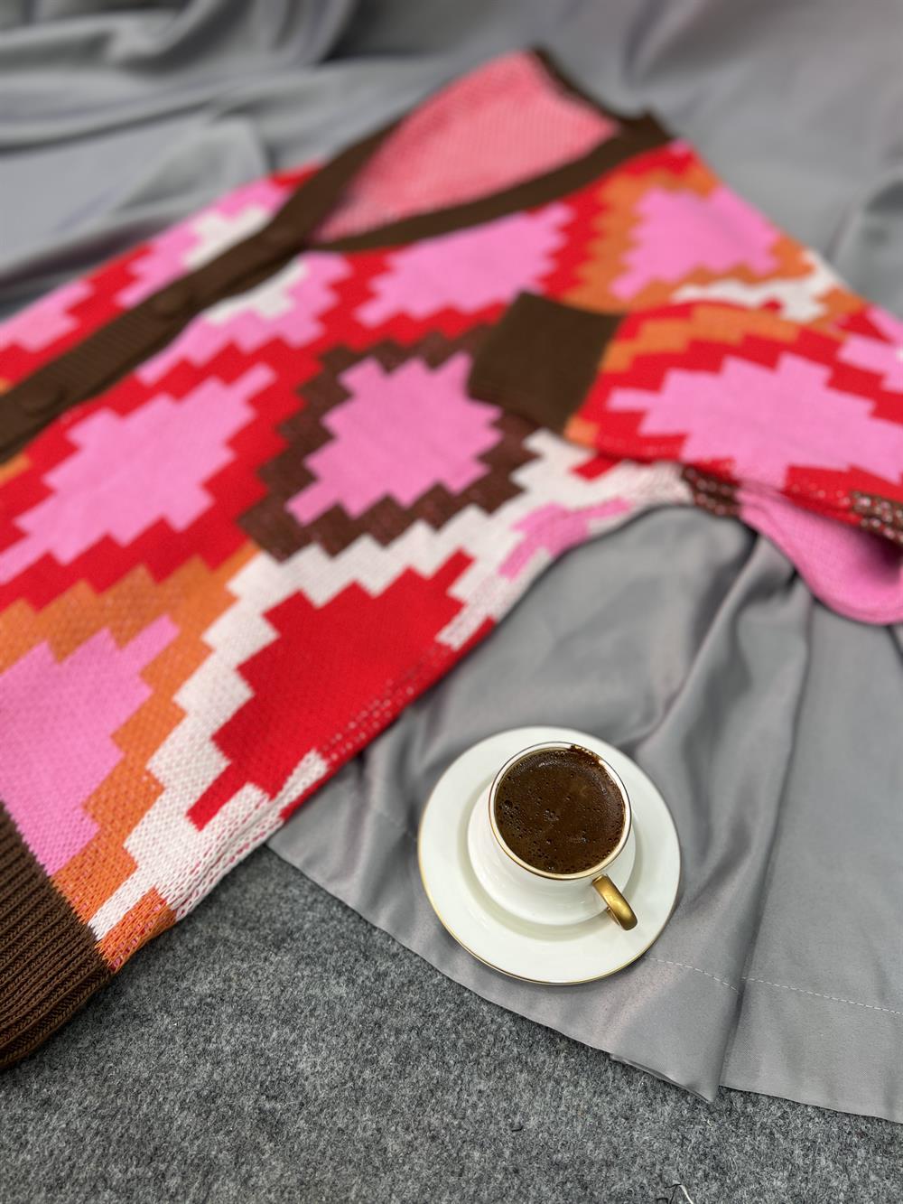 Renkli̇ Desenli̇ Hirka Pembe -Kirmizi