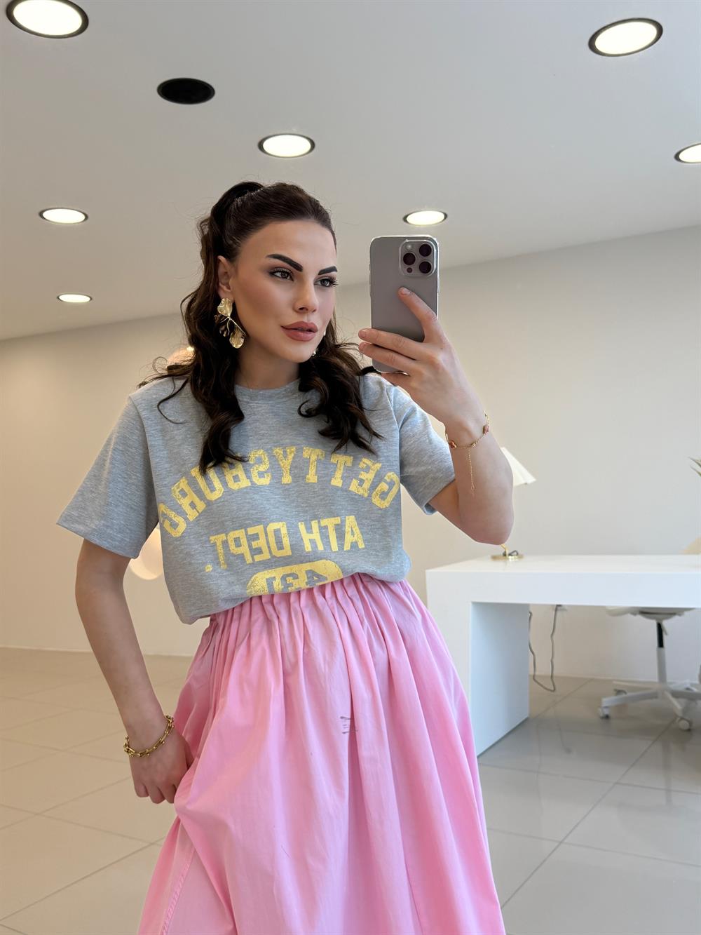 SARI YAZI DETAYLI GRİ TSHIRT