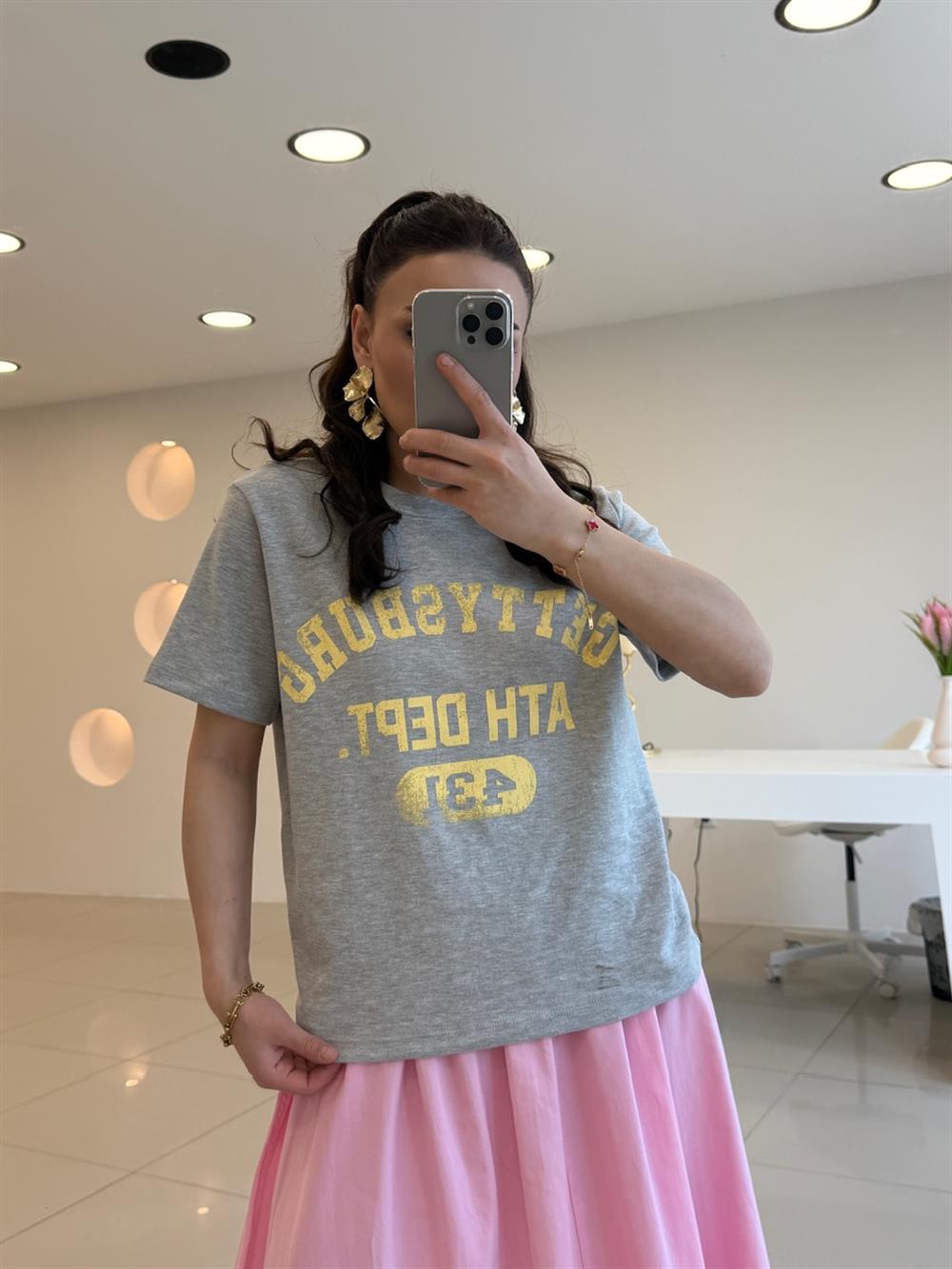 SARI YAZI DETAYLI GRİ TSHIRT