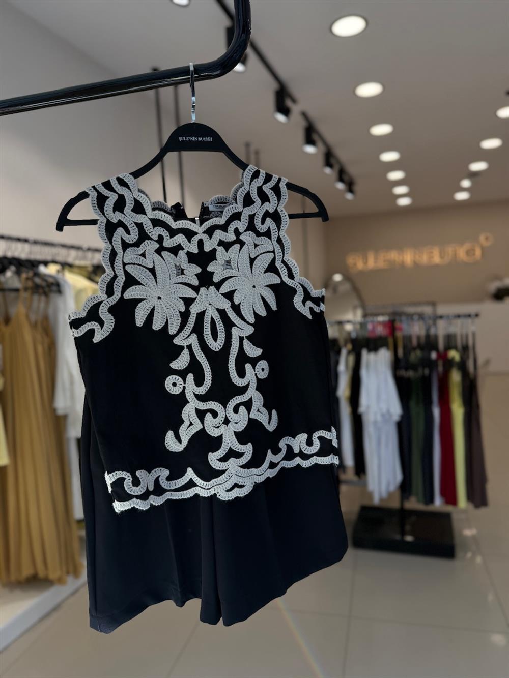 SIRT FERMUARLI KABARTMALI NAKIŞLI BLUZ