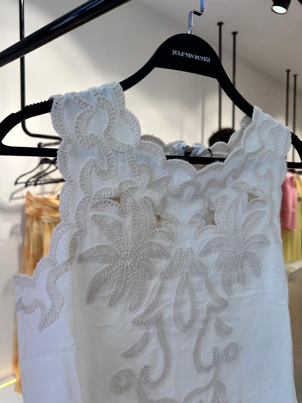 SIRT FERMUARLI KABARTMALI NAKIŞLI BLUZ EKRU