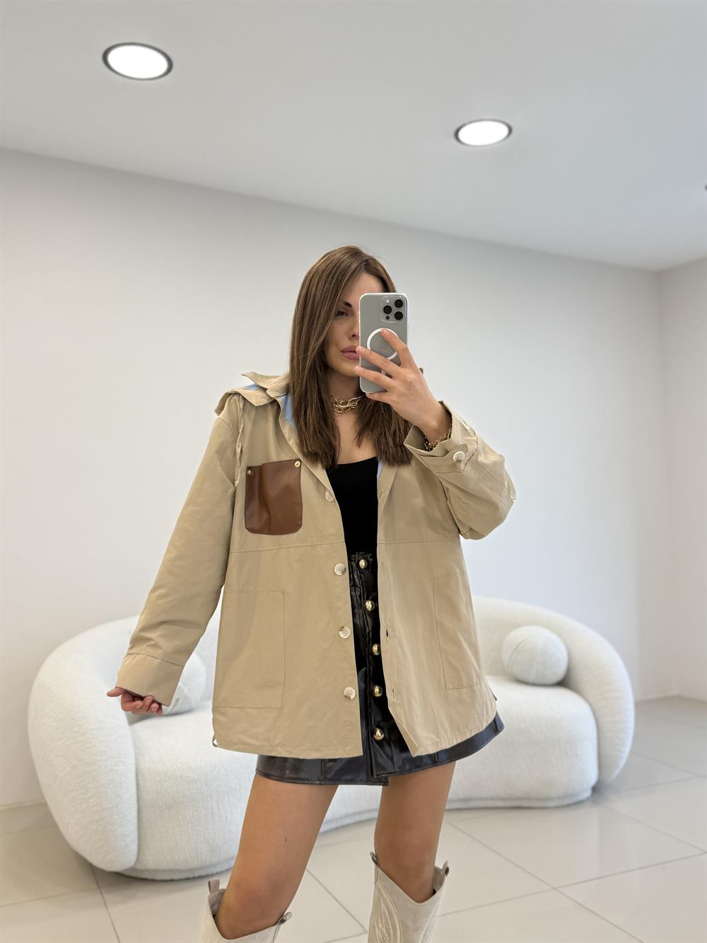 SIRT VE KOL DETAYLI KAPŞONLU TRENÇ