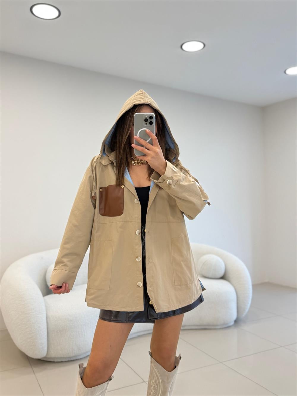 SIRT VE KOL DETAYLI KAPŞONLU TRENÇ