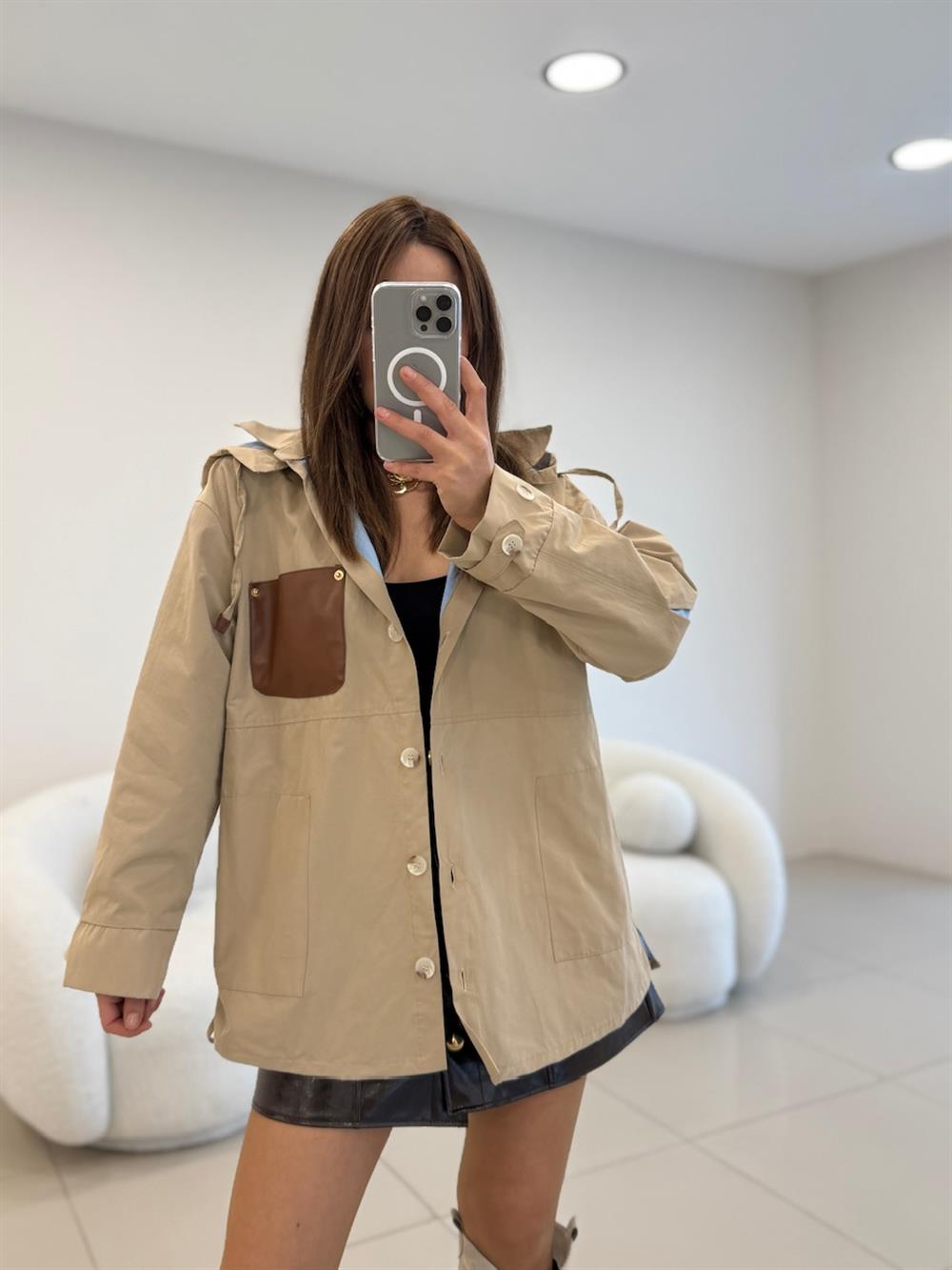 SIRT VE KOL DETAYLI KAPŞONLU TRENÇ