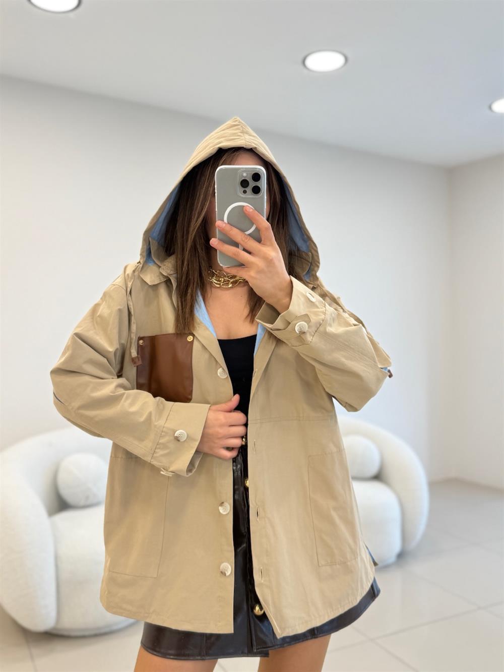 SIRT VE KOL DETAYLI KAPŞONLU TRENÇ