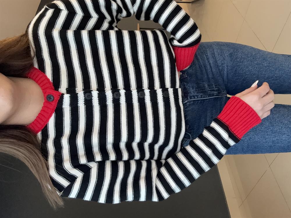 Si̇yah Çi̇zgi̇li̇ Düğmeli̇ Hirka