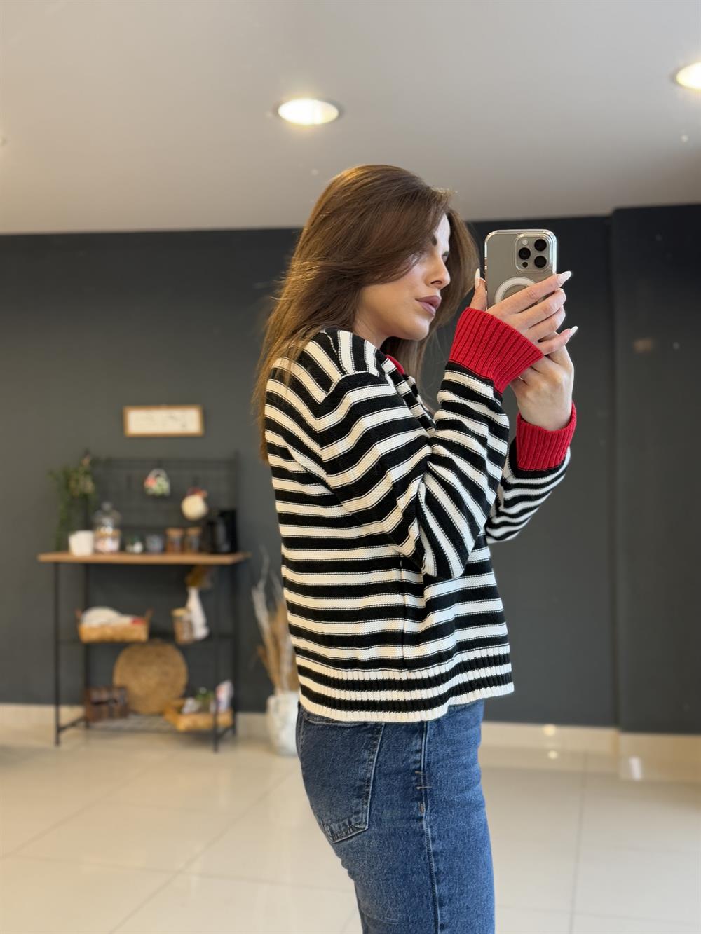 Si̇yah Çi̇zgi̇li̇ Düğmeli̇ Hirka