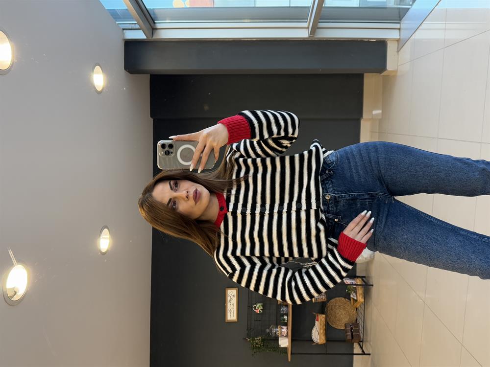 Si̇yah Çi̇zgi̇li̇ Düğmeli̇ Hirka