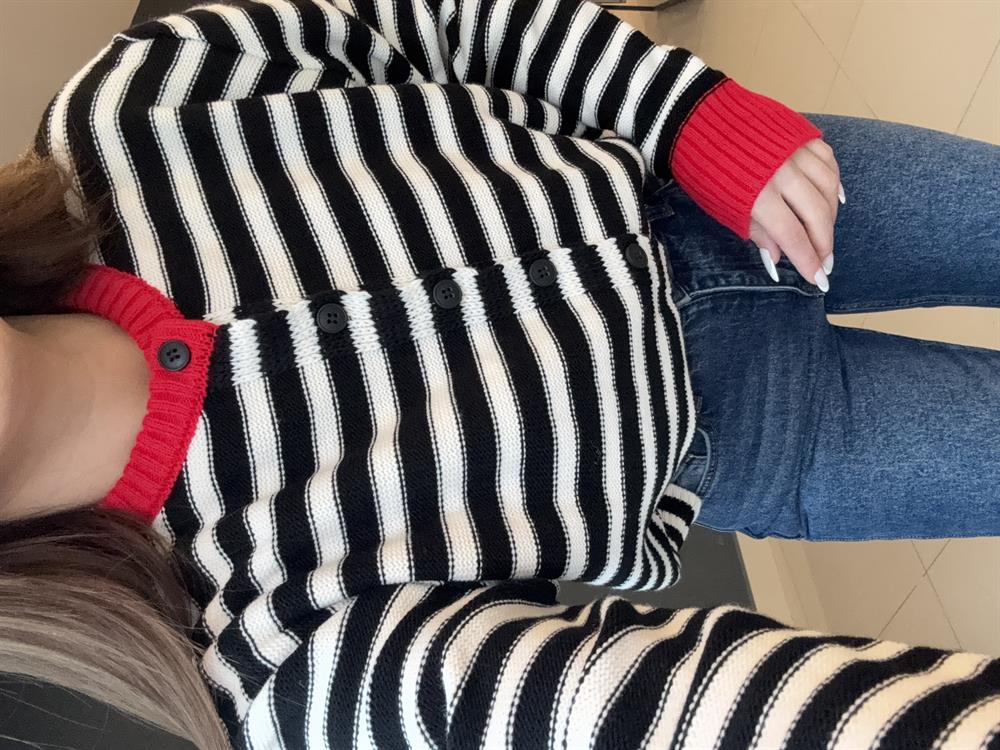 Si̇yah Çi̇zgi̇li̇ Düğmeli̇ Hirka