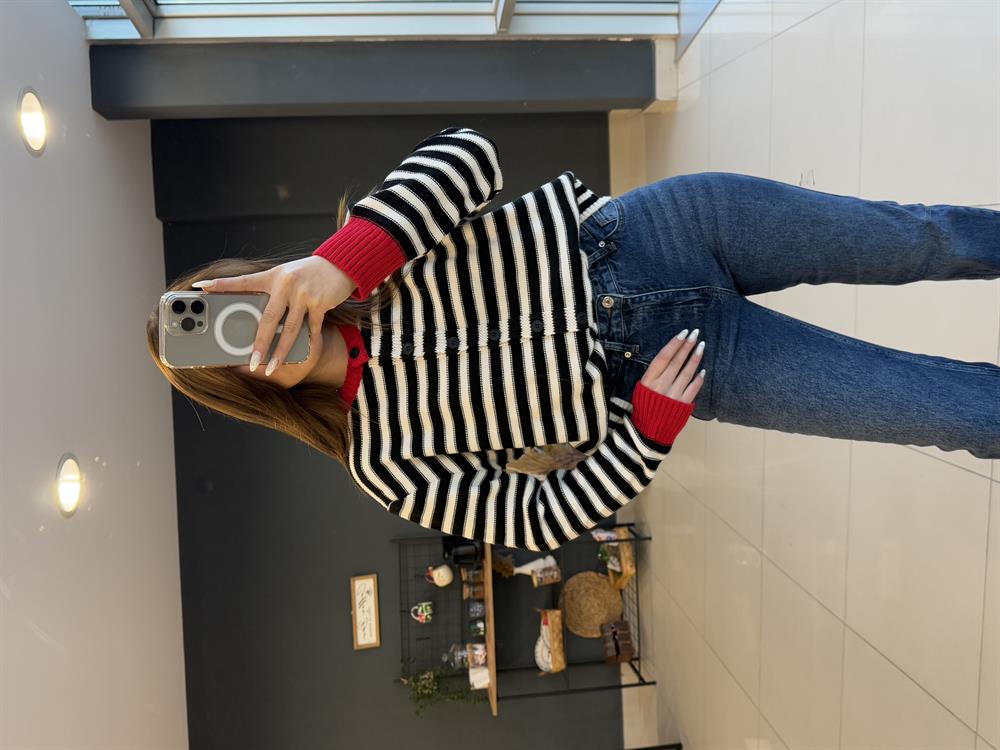 Si̇yah Çi̇zgi̇li̇ Düğmeli̇ Hirka