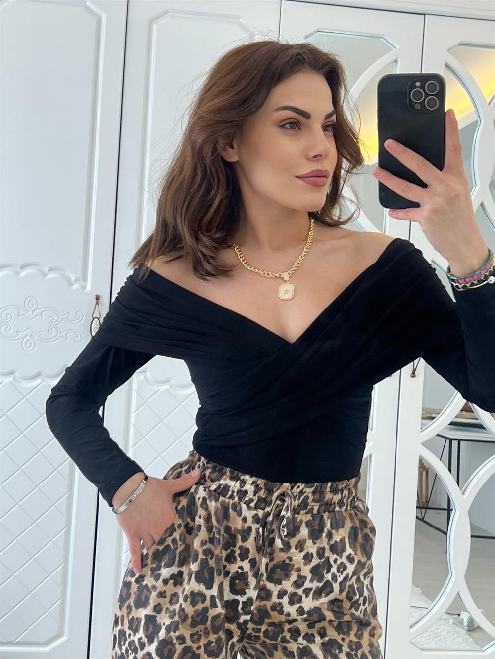 Si̇yah Degaje Yaka Drape Detaylu Bluz