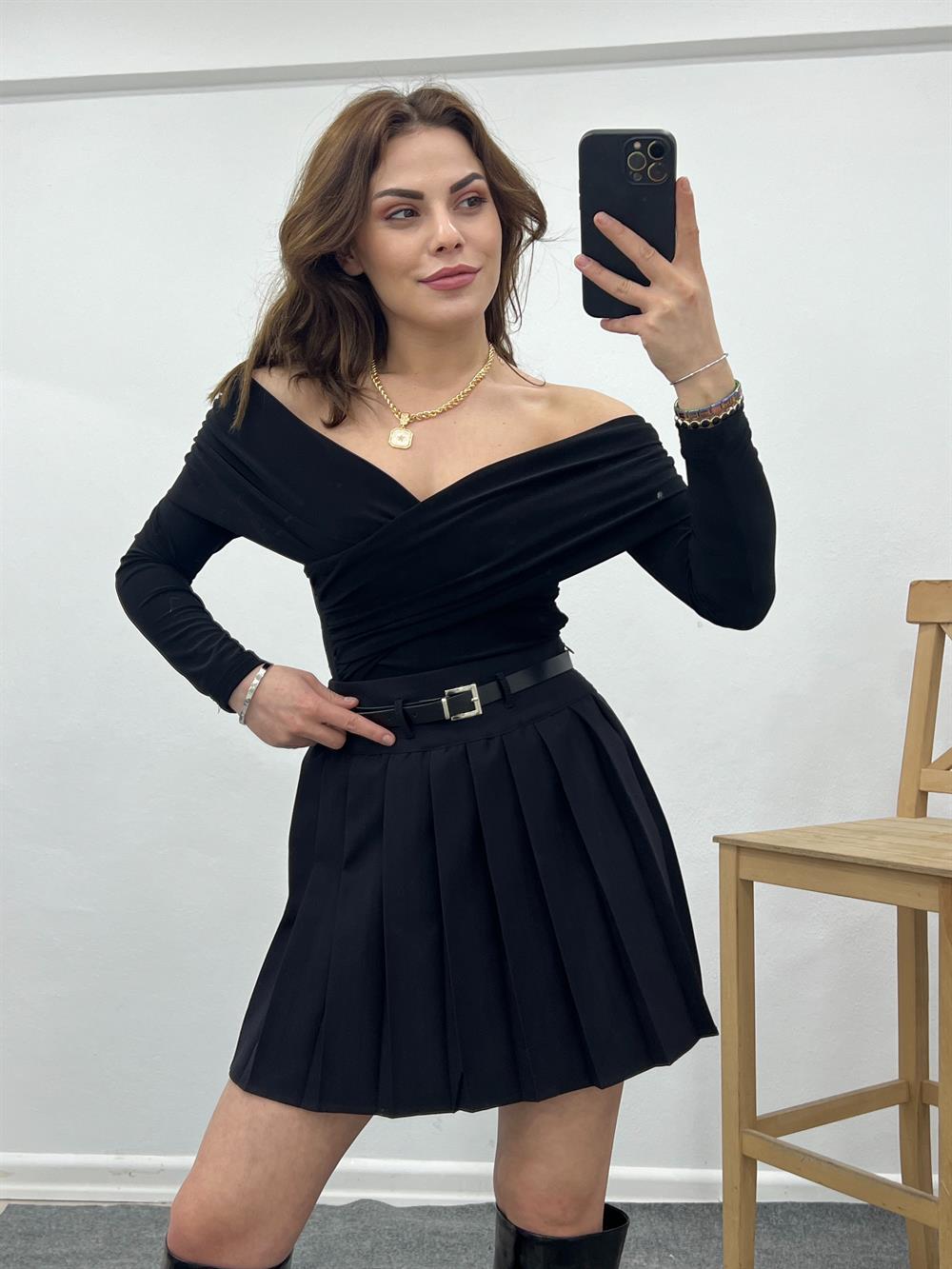 Si̇yah Degaje Yaka Drape Detaylu Bluz