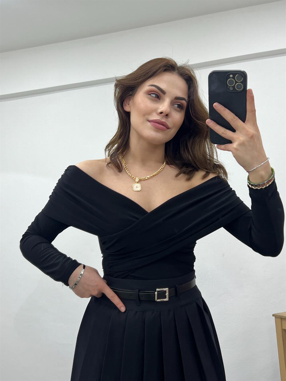 Si̇yah Degaje Yaka Drape Detaylu Bluz
