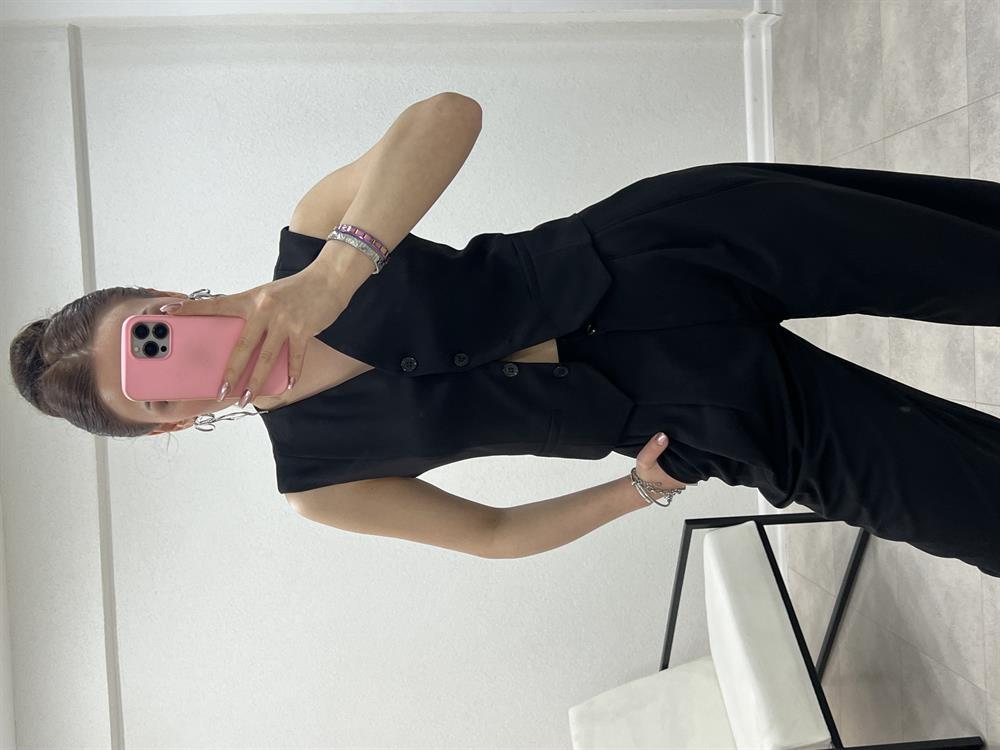 Si̇yah Düğmeli̇ Yelek