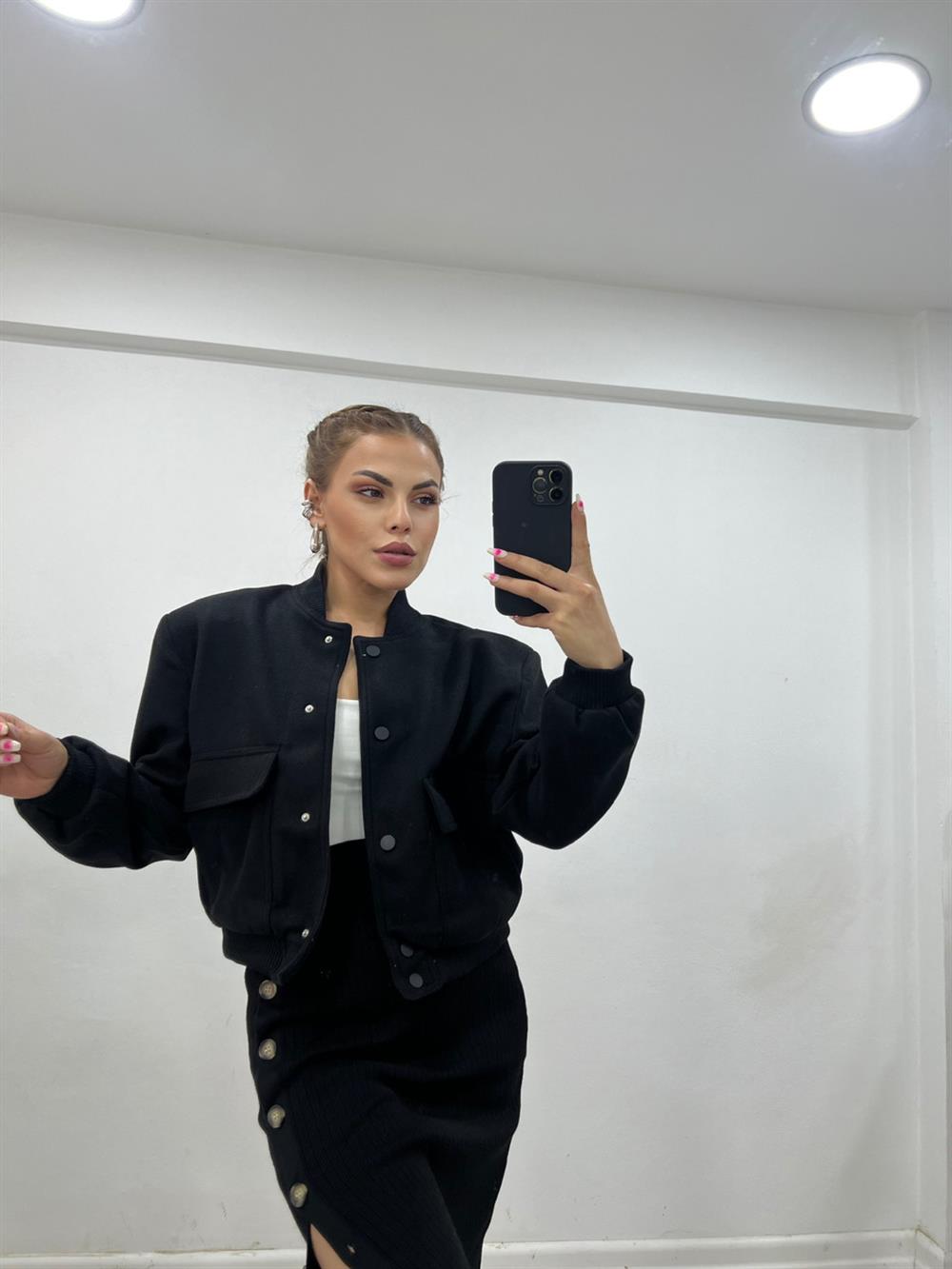 Si̇yah Geni̇ş Cepli̇ Bomber Ceket