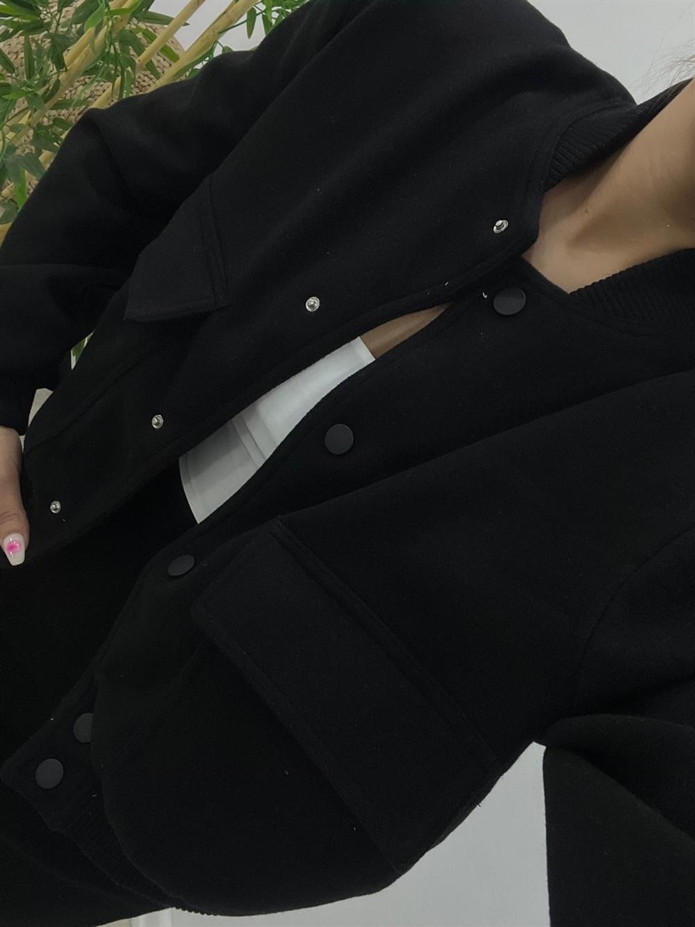 Si̇yah Geni̇ş Cepli̇ Bomber Ceket