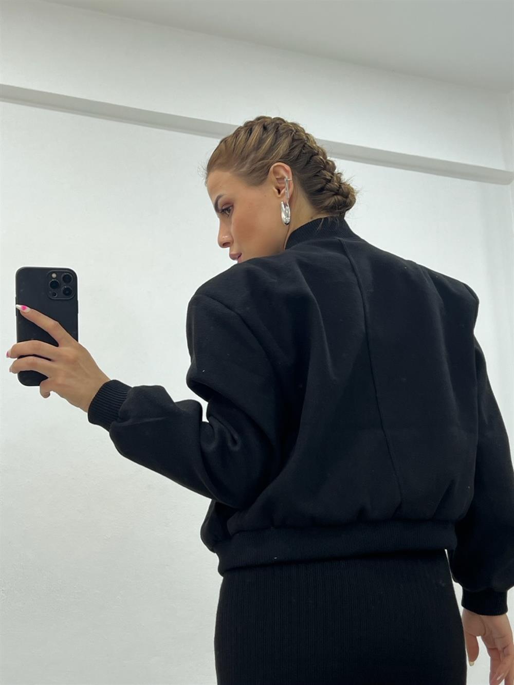 Si̇yah Geni̇ş Cepli̇ Bomber Ceket