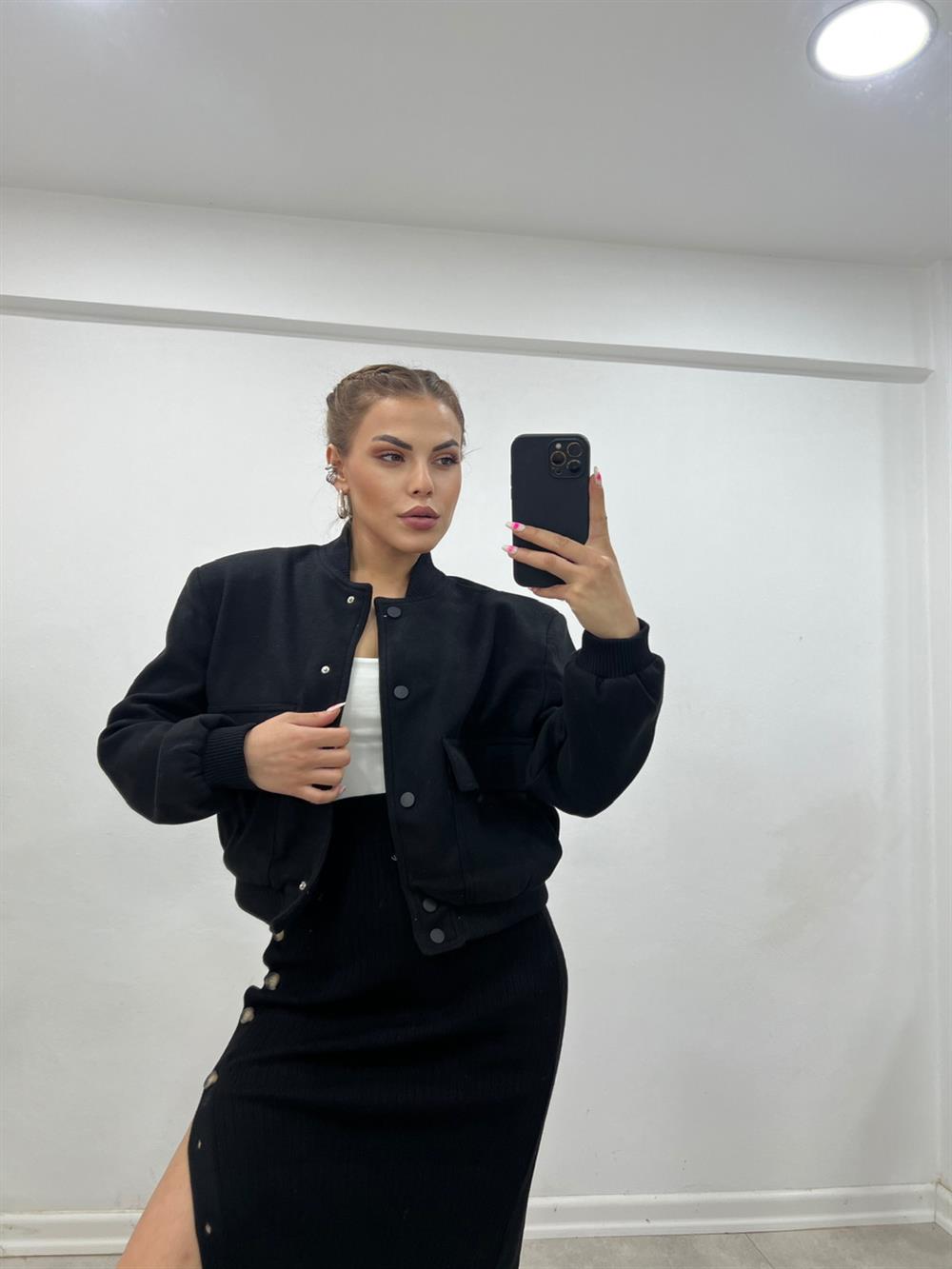 Si̇yah Geni̇ş Cepli̇ Bomber Ceket