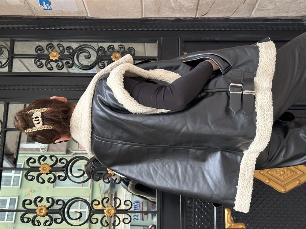 Si̇yah İçi̇ Kürklü Deri̇ Yelek