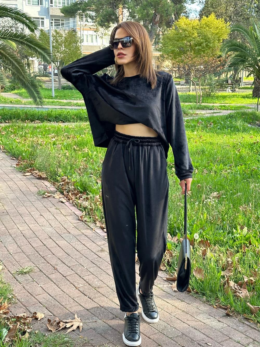 Si̇yah Kadi̇fe Eşofman Takimi