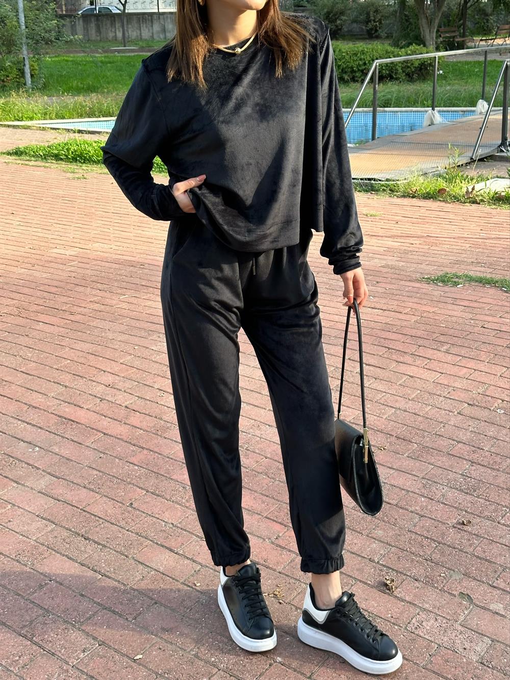 Si̇yah Kadi̇fe Eşofman Takimi