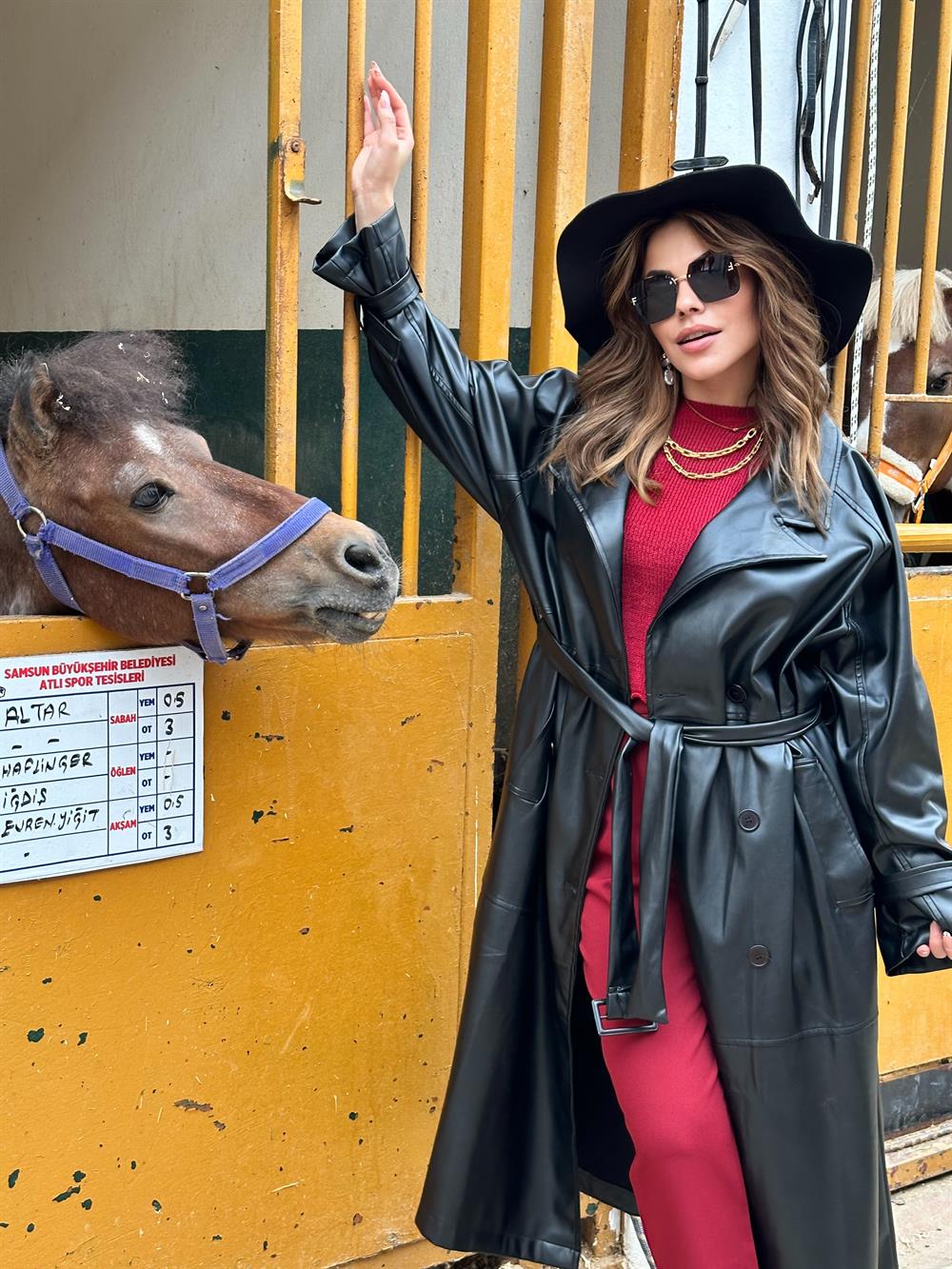 Si̇yah Kuşakli Premi̇um Seri̇ Deri̇ Trençkot