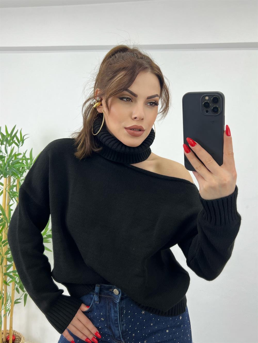 Si̇yah Omuz Detayli Boğazli Tri̇ko Kazak