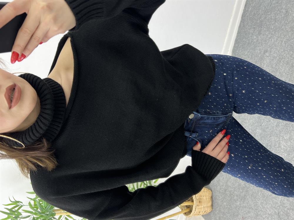 Si̇yah Omuz Detayli Boğazli Tri̇ko Kazak