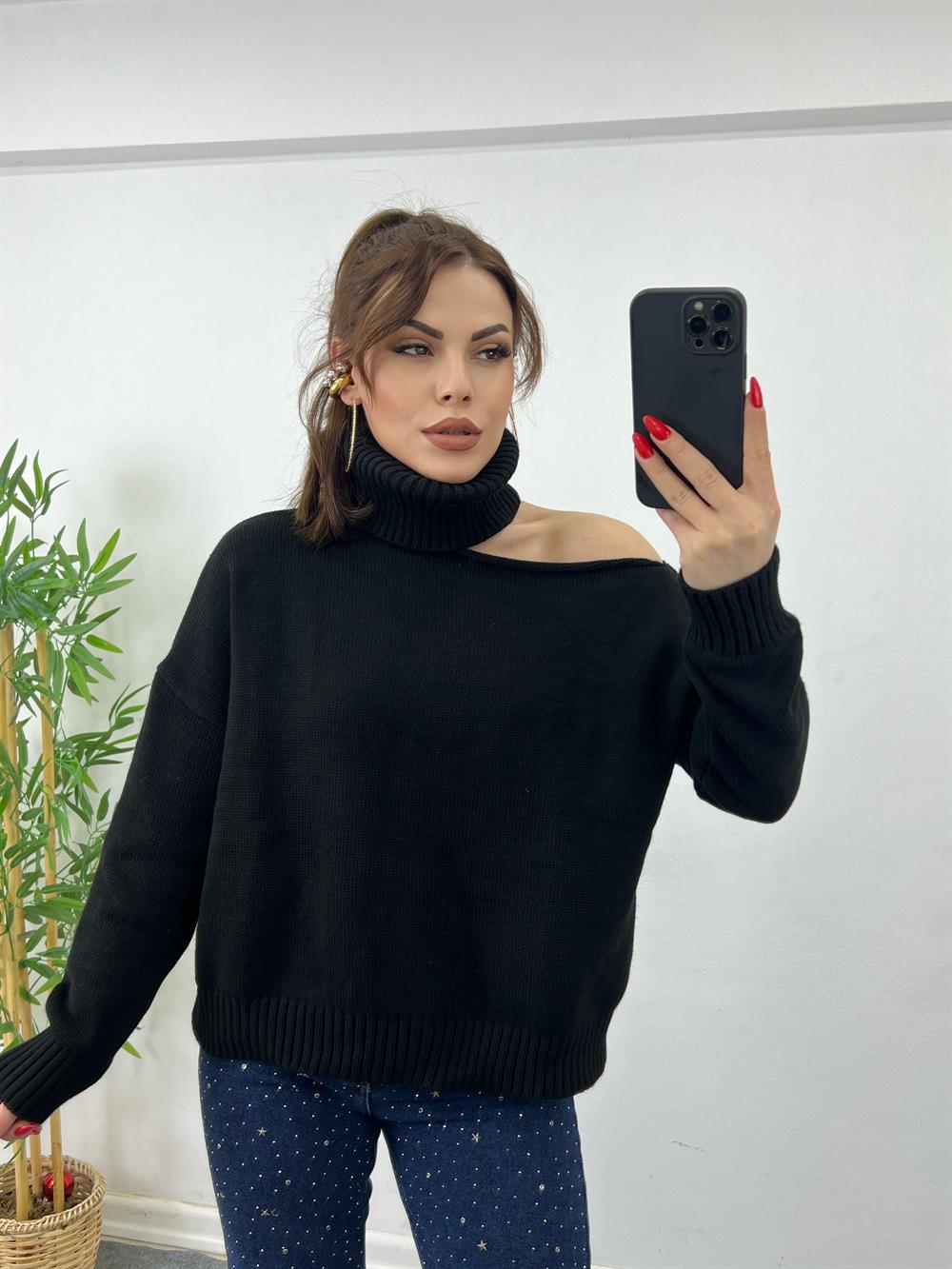 Si̇yah Omuz Detayli Boğazli Tri̇ko Kazak