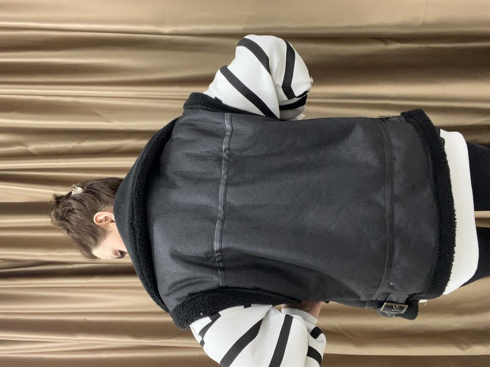 Si̇yah Rengi̇ Kürklü Yelek