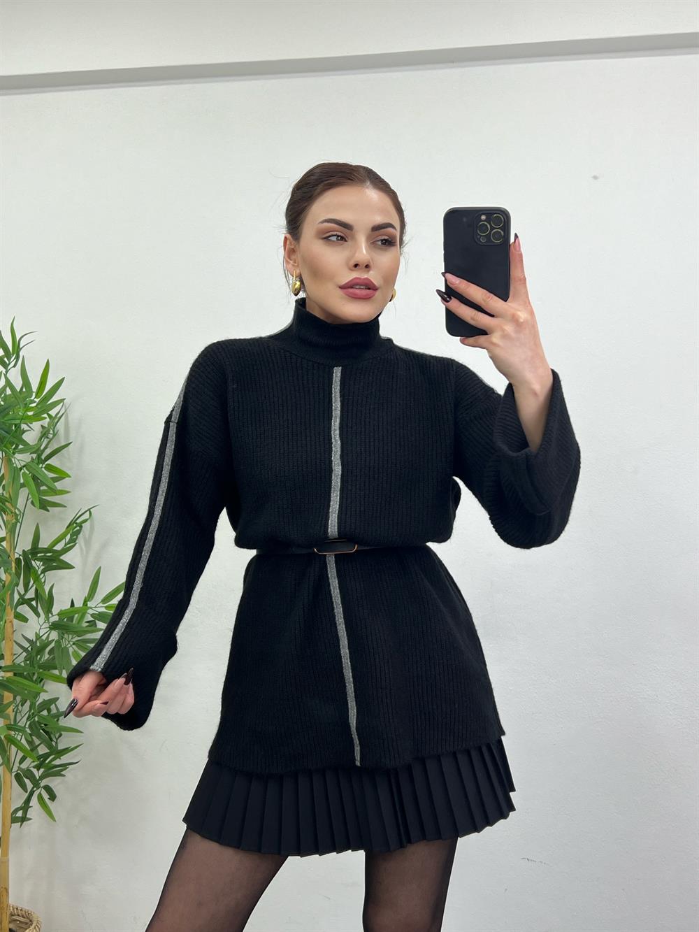 Si̇yah Şeri̇tli̇ Kollari Katlama Detayli Di̇k Yaka Oversi̇ze Tri̇ko Kazak