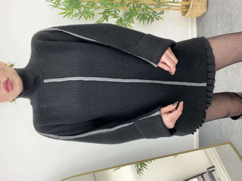 Si̇yah Şeri̇tli̇ Kollari Katlama Detayli Di̇k Yaka Oversi̇ze Tri̇ko Kazak