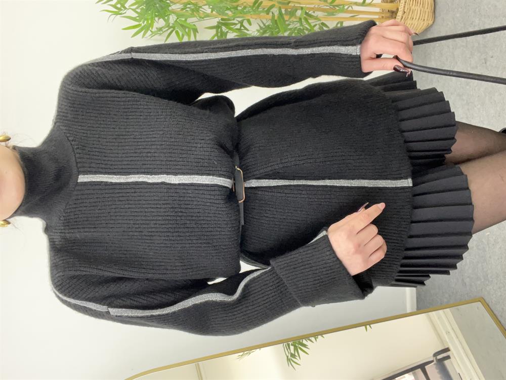 Si̇yah Şeri̇tli̇ Kollari Katlama Detayli Di̇k Yaka Oversi̇ze Tri̇ko Kazak