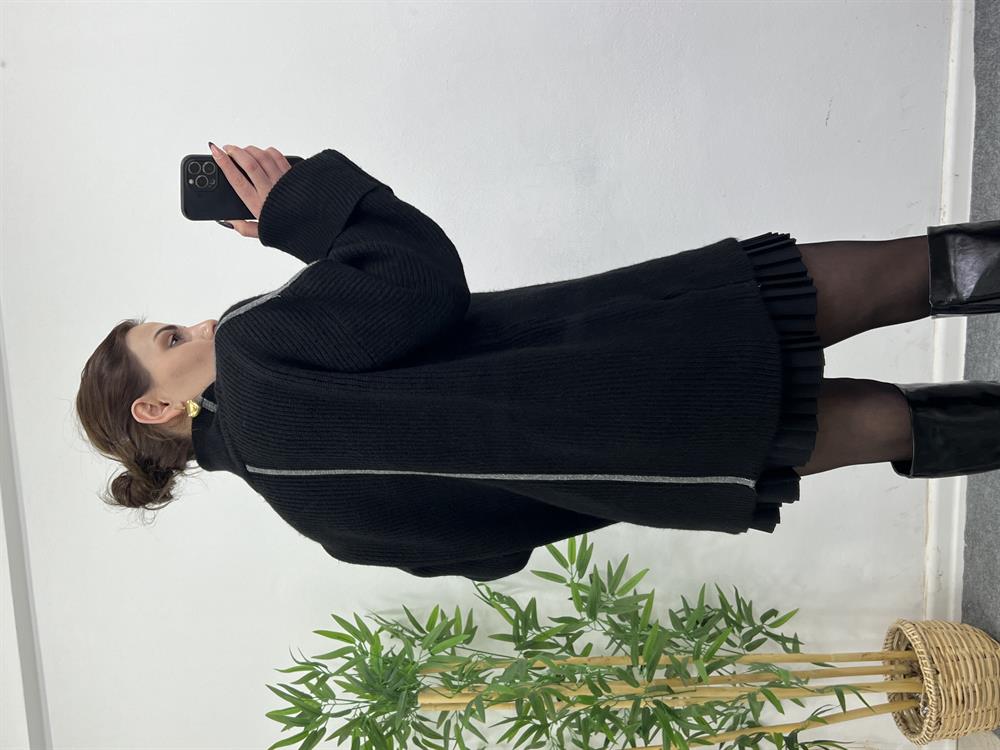 Si̇yah Şeri̇tli̇ Kollari Katlama Detayli Di̇k Yaka Oversi̇ze Tri̇ko Kazak