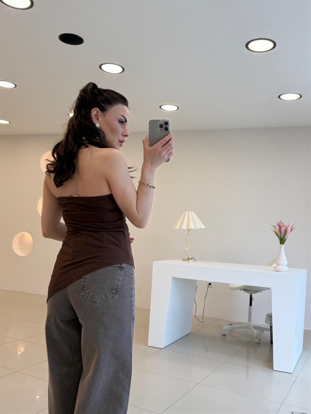 STRAPLEZ ARKA LASTİKLİ BLUZ KAHVE