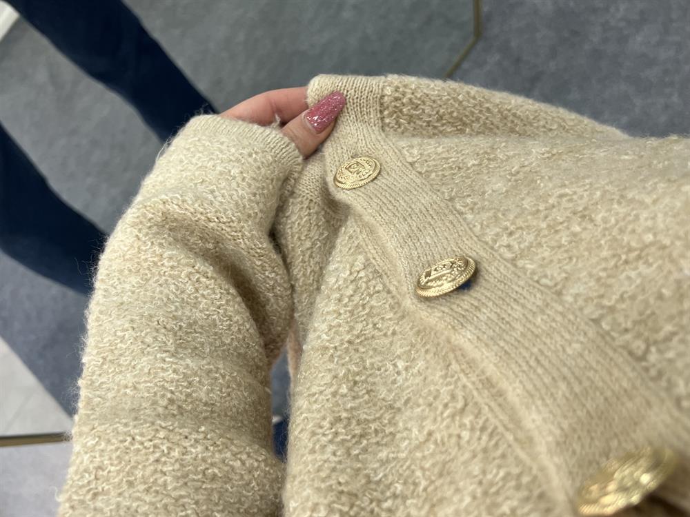 Taş Rengi̇ Gold Düğmeli̇ Yumoş Hirka