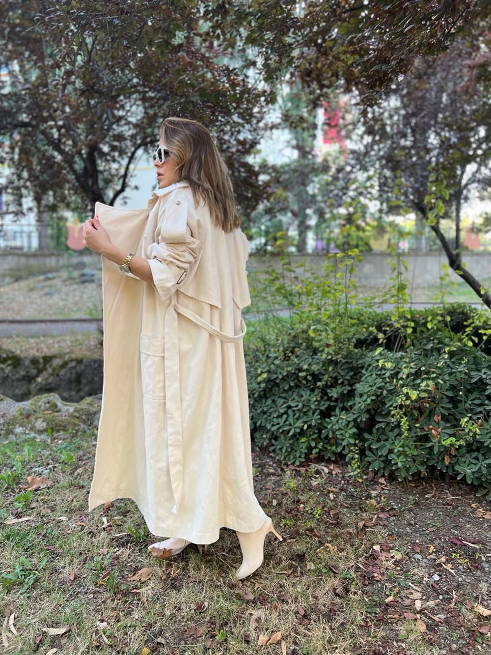 Taş Rengi̇ Tasarim Kuşakli Trençkot