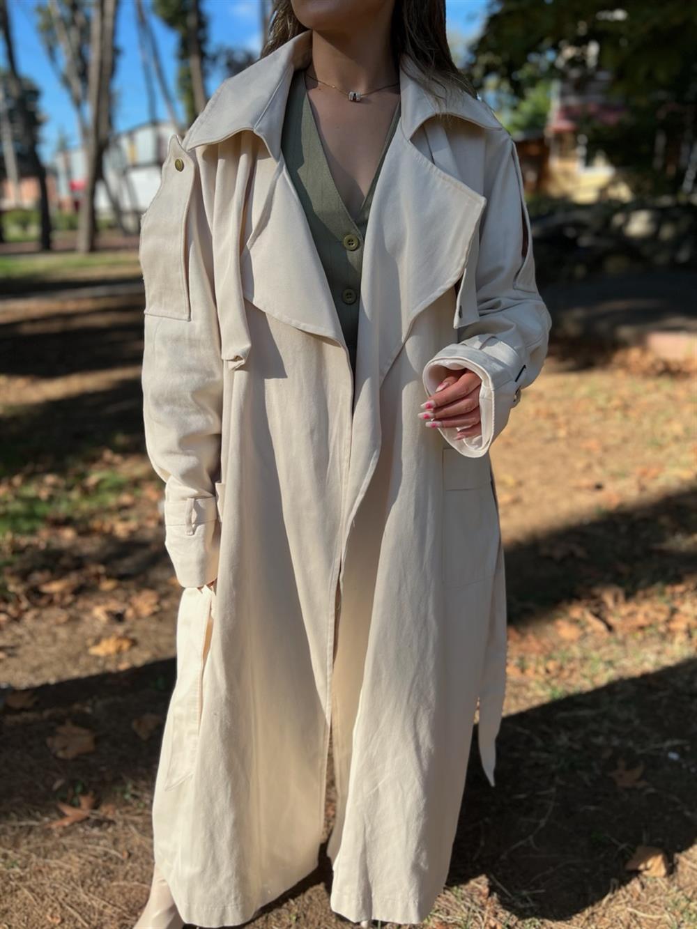 Taş Rengi̇ Tasarim Kuşakli Trençkot