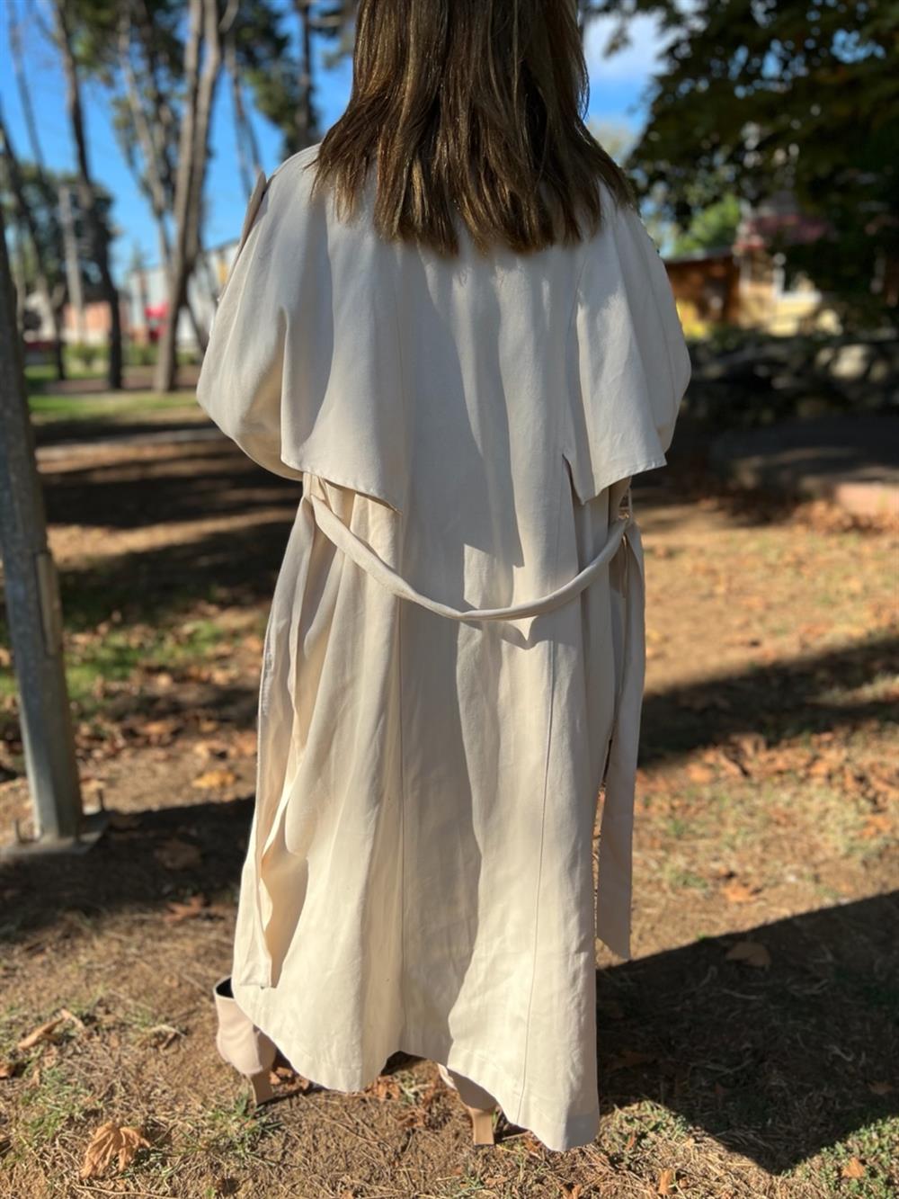 Taş Rengi̇ Tasarim Kuşakli Trençkot