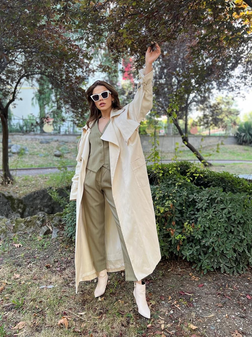 Taş Rengi̇ Tasarim Kuşakli Trençkot