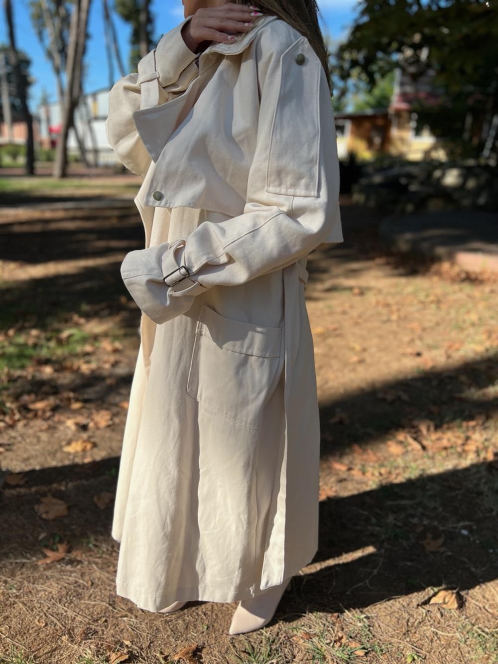 Taş Rengi̇ Tasarim Kuşakli Trençkot