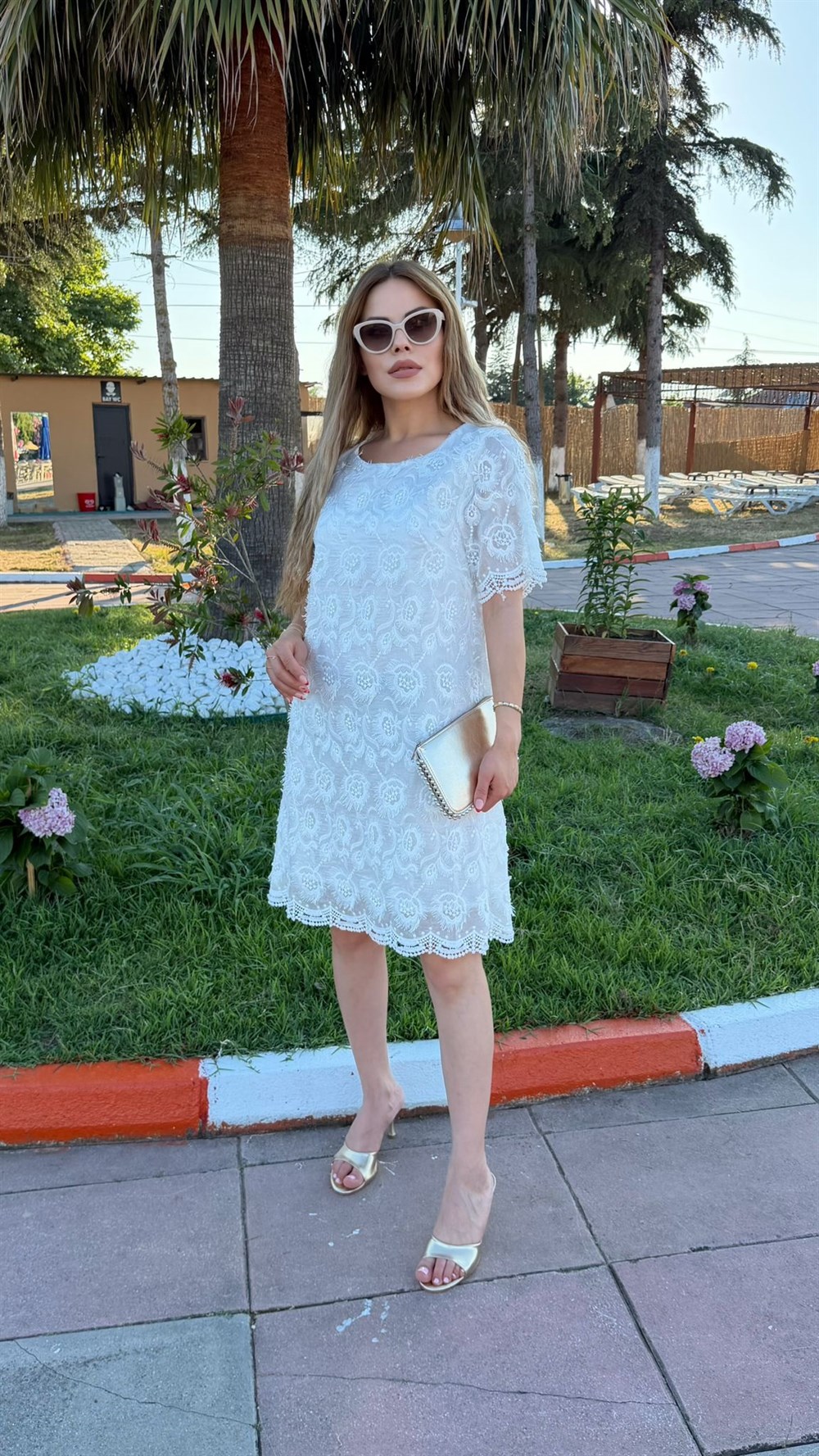 TASARIM GÜPÜRLÜ BASİC BEYAZ ELBİSE 