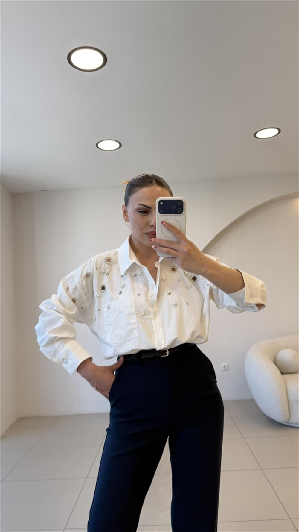 TASARIM İNCİ VE TAŞ DETAYLI DELİKLİ POPLİN GÖMLEK BEYAZ