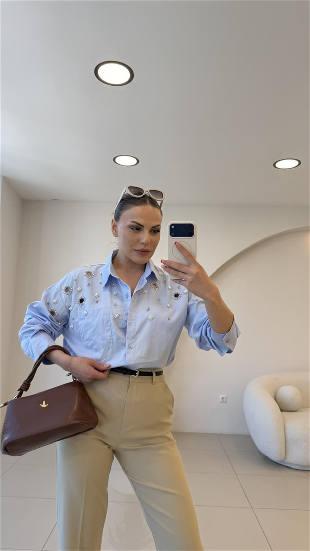 TASARIM İNCİ VE TAŞ DETAYLI DELİKLİ POPLİN GÖMLEK MAVİ