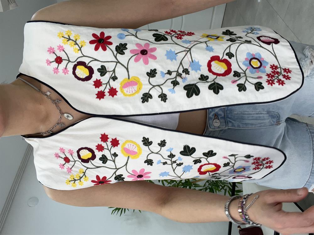 Tasarim İşlemeli̇ Keten Yelek