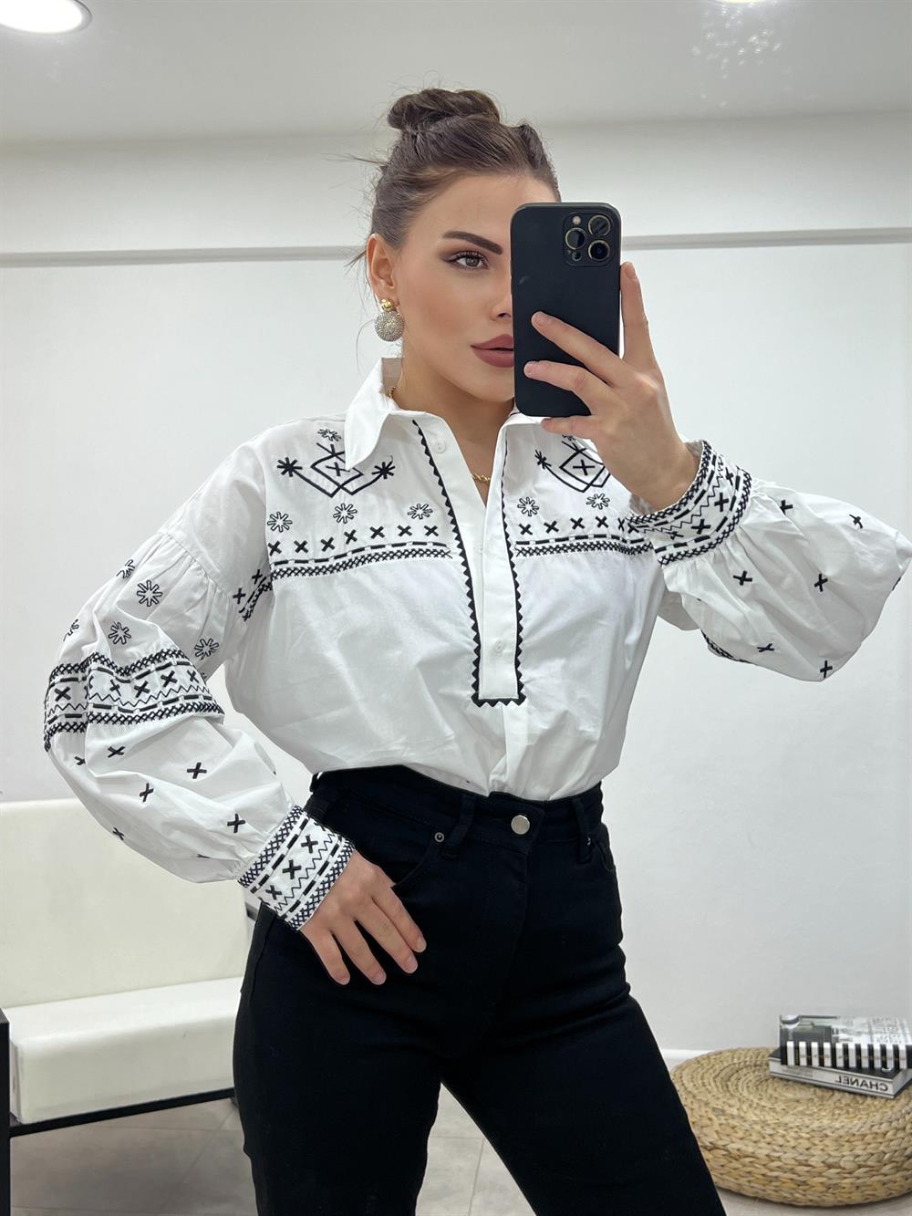 Tasarim Si̇yah İşlemeli̇ Gömlek