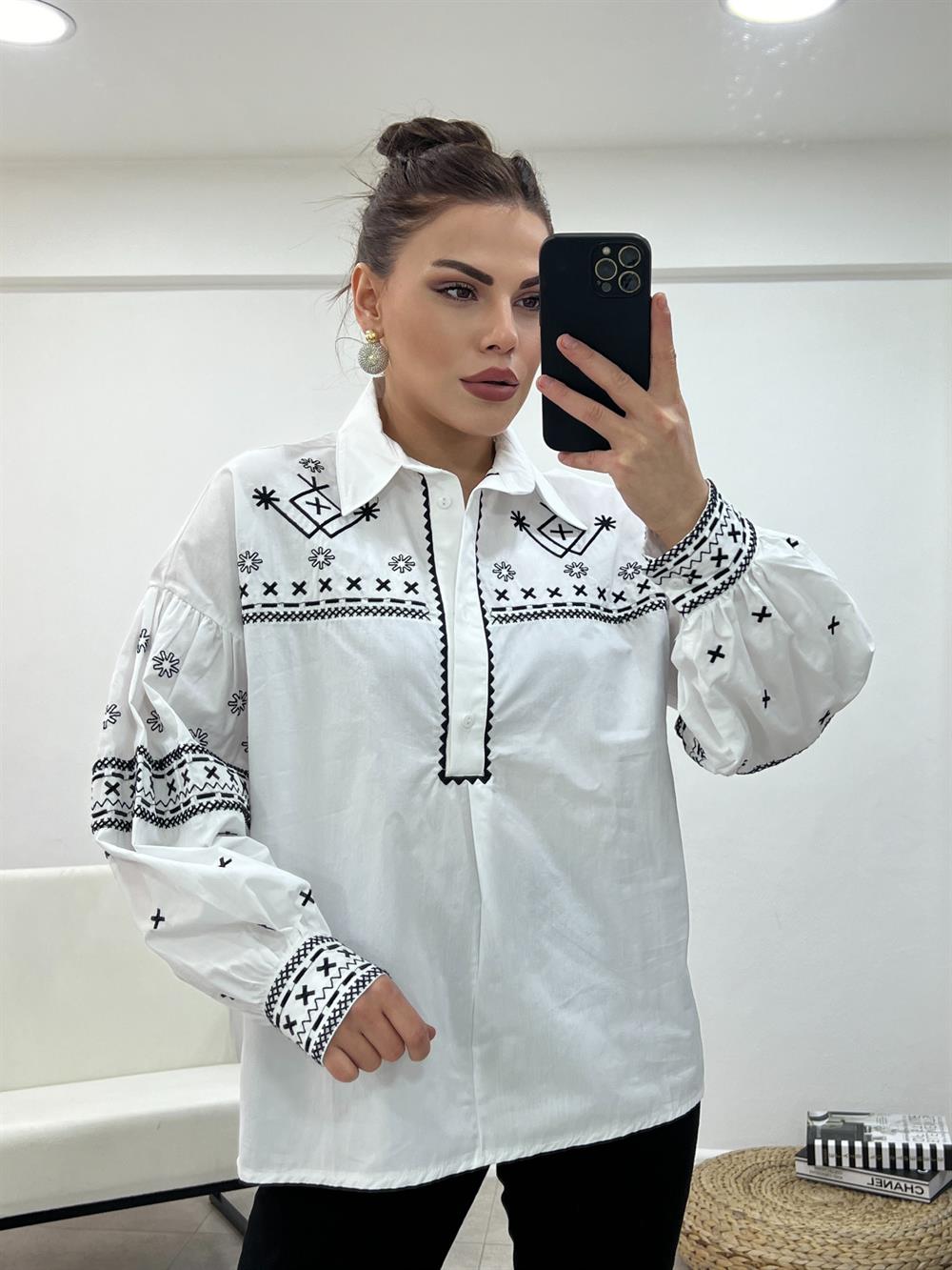 Tasarim Si̇yah İşlemeli̇ Gömlek