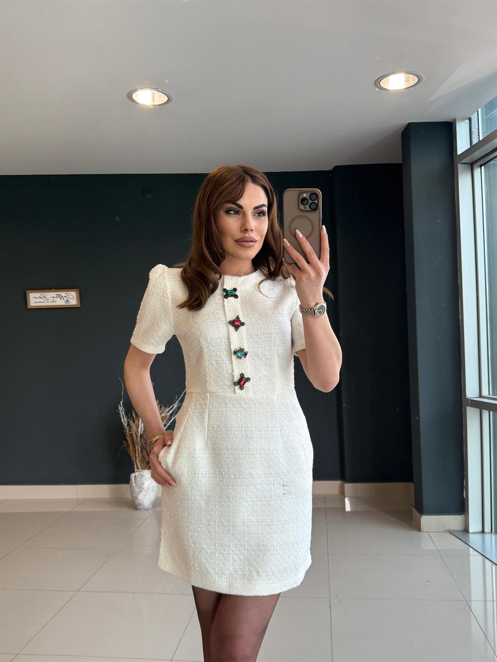 Tasarim Tüvi̇t Taşli Düğmeli̇ Elbi̇se Ekru