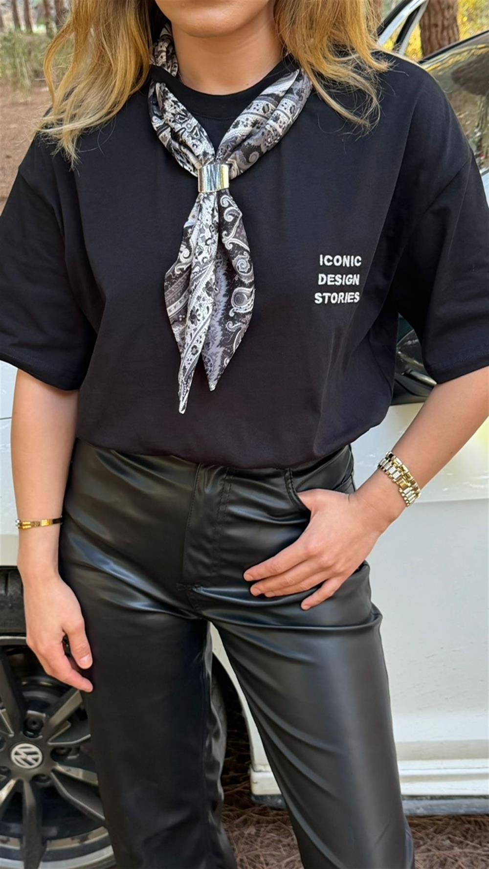 TASARIM YAKA FULARLI TSHIRT